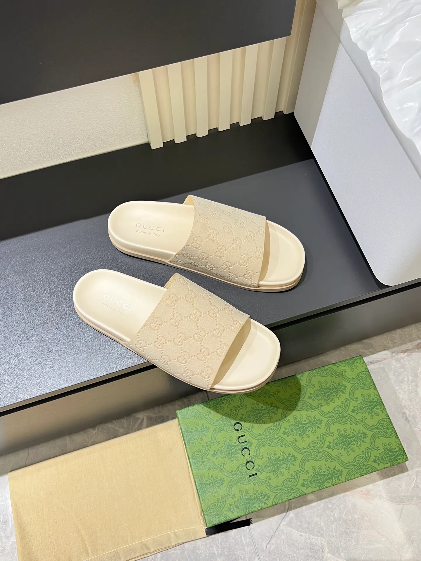 Men's Men's Shoes 💰p320 "GUCC＊" These slippers are made of GG polyester and feature a Gucci label on the front, adding a bold logo feel to the style. "Gucci Made in Italy" stamped label Rubber sole. Size 38-44